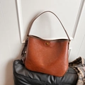 Borsa hobo vintage marrone con chiusura a scatto in metallo e finta pelle testurizzata - Marrone con ciondolo