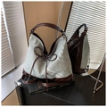 Dettaglio della borsa tote in denim azzurro con fiocco in pelle e tracolla lunga - Marrone