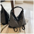 Dettaglio della borsa tote bicolore in tessuto di lana grigio e accenti in vernice nera - Nero