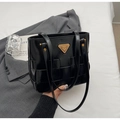 Detalle de bolso tote de cuero PU trenzado negro con placa de logo metálica dorada - Negro (Sin Colgante)