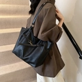 Schwarze Leder-Tragetasche mit Metallschnalle für den Vintage-Pendler-Stil der Damen - Schwarz