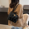 Grand sac cabas noir tissé avec logo triangulaire doré et détail de gland décoratif - Noir (Avec Pendentif)