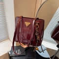 Sac fourre-tout tissé rouge foncé en similicuir avec logo triangulaire et breloque noeud - Rouge Ankara (Avec Pendentif)
