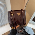 Sac fourre-tout marron foncé brillant avec design tissé et pampille de style vintage - Café (Avec Pendentif)