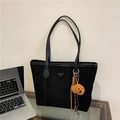 Minimalistische schwarze Wildleder-Einkaufstasche mit Lederband und Teddybär-Anhänger - Schwarz mit Anhänger