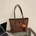 Minimalistische karamellbraune Wildleder-Einkaufstasche mit Teddy-Hund-Anhänger - Kaffee mit Anhänger