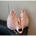 Dettaglio della borsa a mezzaluna rosa con strisce colorate e ampia tracolla in tessuto - Rosa