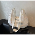 Dettaglio della borsa a mezzaluna bianca con ricami a righe arcobaleno pastello - Bianco Sporco