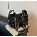 Détail du sac bandoulière en denim délavé vintage avec zips et boucle métallique - Brun Foncé