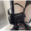 Détail du sac à bandoulière noir brillant avec poches multiples et zips à franges - Noir