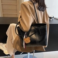 Grand sac cabas noir avec coutures blanches contrastées et bijou d'ours - Noir avec pendentif