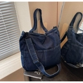 Details von dunkelblauer Denim-Tasche mit weißen Nähten und verstellbarem Gurt - Dunkelblau