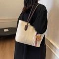 Sac fourre-tout en cuir beige avec anses marrons et charmant porte-clés ours - Blanc Cassé Avec Pendentif