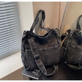 Detailansicht der gewaschenen Denim-Tote-Bag mit funktionaler Tasche und verstellbarem Gurt - Dunkelbraun