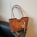 Sac cabas marron avec coutures contrastées, texture cuir grainé et breloque ours - Marron avec pendentif