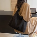 Bolso tote grande de forro polar sherpa negro con blazer camel para un look invernal - Negro