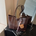 Grand sac cabas marron foncé avec surpiqûres contrastées et pendentif ourson - Café avec Pendentif