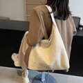 Bolso tote grande de lana de cordero crema para mujer con correas de cuero - Blanco Roto