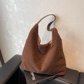 Bolso tote de felpa marrón oscuro con correas de cuero y forro interior amarillo vivo - café