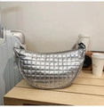 Chique zilveren gewatteerde halve maan crossbodytas met moderne metallic afwerking en riem - Zilverijs