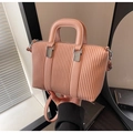 Dettaglio della borsa tote rosa a pieghe con hardware argento e tracolla rimovibile - Rosa
