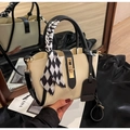 Bolso de mano en beige y negro con cierre dorado y pañuelo de cuadros decorativo - Negro