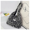 Detalle del bolso tote de felpa con estampado de leopardo y etiqueta de marca - Leopardo Negro