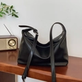 Sac bandoulière rétro noir en similicuir avec boucle argentée réglable sur support en bois - Noir