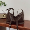 Sac fourre-tout rétro marron foncé en similicuir avec bandoulière réglable et fermeture - Marron