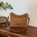 Elegante bolso de ante marrón con correa de cuero y hebilla plateada en estilo vintage - Marrón