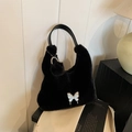 Sac à main noir en peluche avec breloque papillon argentée et pompon en fourrure assorti - Noir