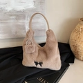Sac à main en fausse fourrure marron clair avec boucle papillon et petit charme - Marron