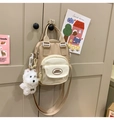 Dettaglio della mini borsa a tracolla patchwork con ciondolo a forma di cucciolo - Con Ciondolo / Kaki Spliced