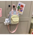 Dettaglio della mini borsa a tracolla carina gialla e grigia con ciondolo a cane - Con Ciondolo / Patchwork Blu