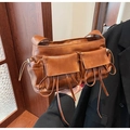 Dettaglio della borsa a tracolla marrone vintage con nappe in pelle e coulisse laterale - Marrone