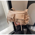 Dettaglio della borsa a spalla in PU kaki con fiocchi decorativi e tasche con patta - Cachi