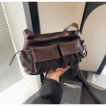 Dettaglio della borsa baguette in PU marrone scuro con tasche e cinturini retrò - Marrone