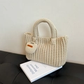Schicke cremeweiße Strick-Eimertasche mit Mini-Anhänger und dicker handgestrickter Textur - Beige