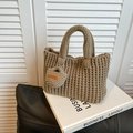 Lattefarbene Stricktasche mit handgefertigter Textur und passendem Mini-Anhänger - Grau