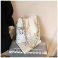 Détail du sac seau en peluche blanche avec nœud en perles et bandoulière chaîne - Blanc Cassé