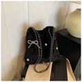 Détail du sac seau en fausse fourrure noire avec un nœud étincelant en strass argentés - Noir