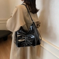 Borsa tote nera lucida con fiocco increspato e cuciture bianche a contrasto - Nero
