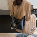 Bolso tote grande minimalista en cuero negro brillante con correas delgadas - Negro