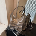 Borsa a spalla in pelle lucida cachi scuro con un grande fiocco decorativo a pieghe - Grigio