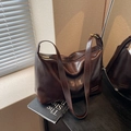 Bolso tote retro en cuero encerado marrón oscuro con correa ancha y logotipo metálico - Marrón