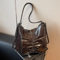 Borsa a spalla in pelle marrone scuro con tasca a fiocco e cuciture a contrasto - caffè