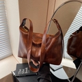 Vintage brown large capacity tote bag in smooth faux leather with gold hardware detail - Brown