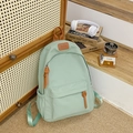 Detailansicht hellgrüner Rucksack mit braunem Lederpatch und praktischen Seitentaschen - Grün