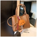 Sac seau marron grainé avec breloque chien en peluche et bandoulière réglable - Avec Pendentif / Marron