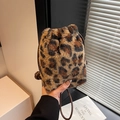 Sac seau en peluche imprimé léopard avec cordon de serrage et fine bandoulière en cuir - Marron